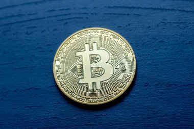 Altın Bitcoin Sikke Close Up mavi ahşap arka plan üzerinde