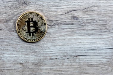 Ahşap arka planile Altın Bitcoin Sikke Close Up