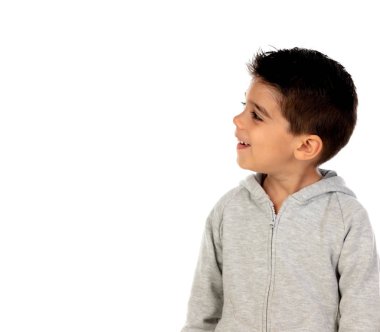 Beyaz bir arka plan üzerinde izole gri sweatshirt ile mutlu çocuk