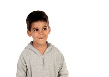 Beyaz bir arka plan üzerinde izole gri sweatshirt ile mutlu çocuk