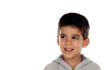 Beyaz bir arka plan üzerinde izole siyah gözlü güzel çocuk