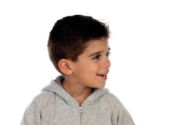 Beyaz bir arka plan üzerinde izole gri sweatshirt ile Gipsy çocuk