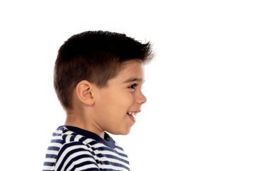 Beyaz bir arka plan üzerinde izole siyah gözlü güzel çocuk