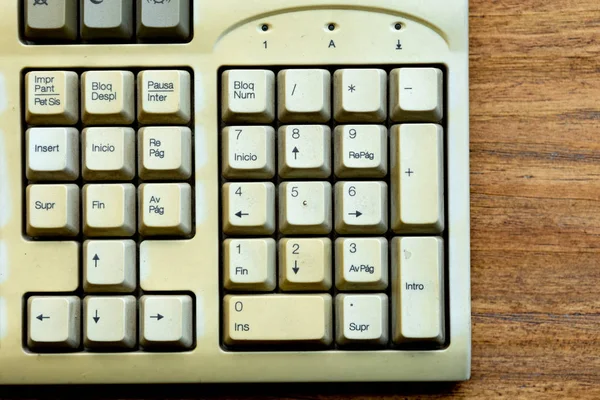 Старая клавиатура компьютера — стоковое фото