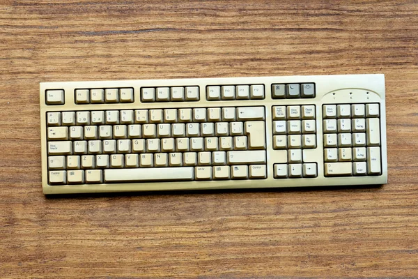 Старая Клавиатура Компьютера Деревянном Фоне — стоковое фото