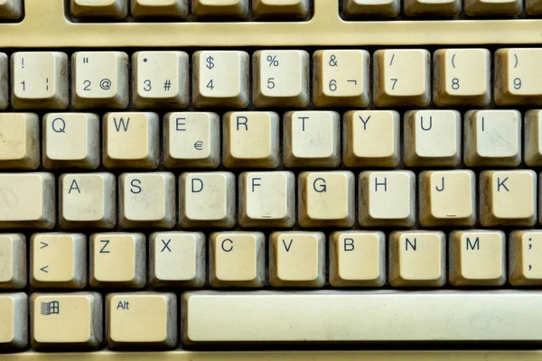 컴퓨터의 오래된 키보드는 문자와 숫자로 클로즈 — 스톡 사진