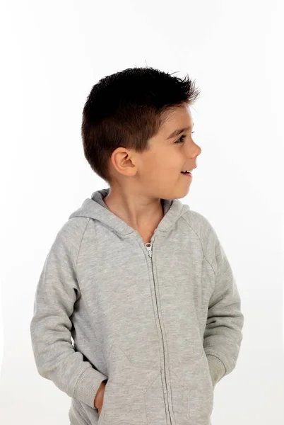 白い背景に隔離された灰色のスウェットシャツを持つジプシーの子供 — ストック写真