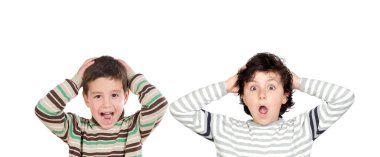 İki sürpriz erkek beyaz bir arka plan üzerinde izole ağızlarını açma