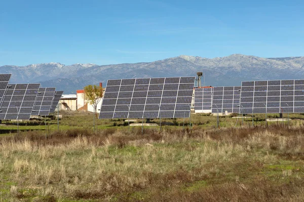 Centrale énergétique avec panneaux solaires — Photo