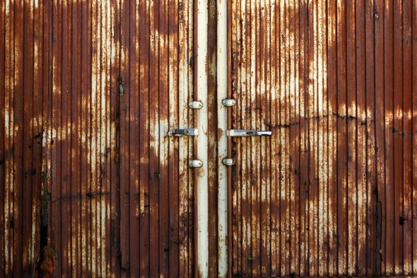 Gran puerta oxidada de un almacén — Foto de Stock