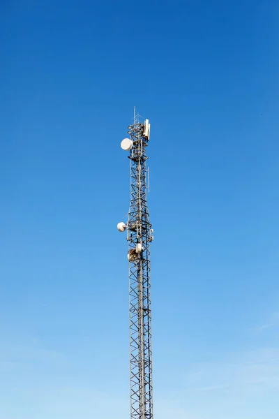Wieża antenowa do komunikacji — Zdjęcie stockowe