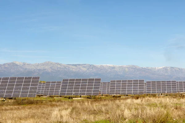 Centrale énergétique avec panneaux solaires — Photo