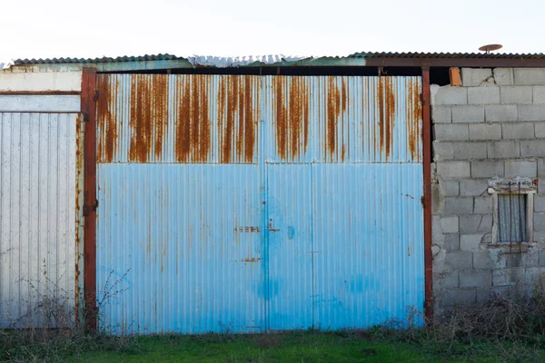 Grande porta enferrujada de um armazém — Fotografia de Stock