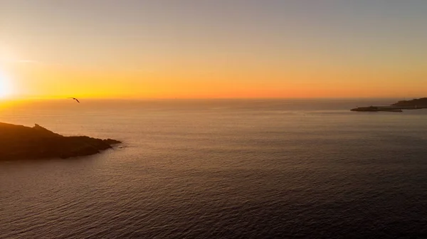 Légifelvétel a tengerre a naplementekor — Stock Fotó