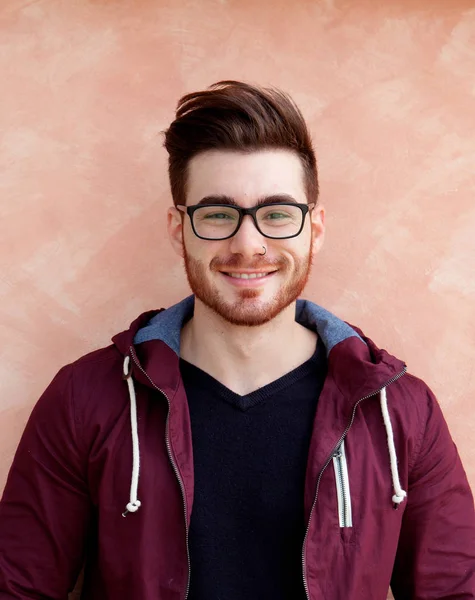 Cooler gutaussehender Kerl mit Brille — Stockfoto