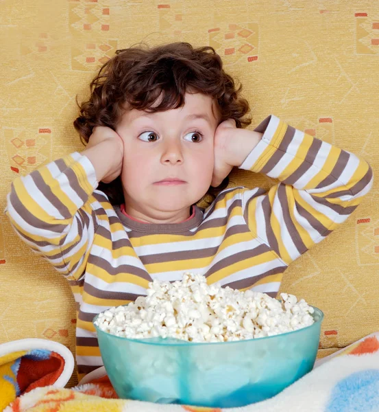 Překvapení dítě s miskou plnou popcornu — Stock fotografie