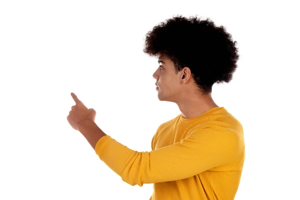 Αφροέφηβος με κίτρινο μπλουζάκι που δείχνει κάτι με το δικό του — Φωτογραφία Αρχείου
