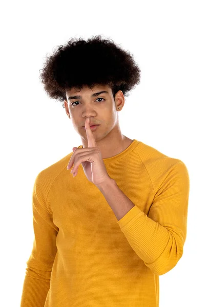 Adolescente menino com penteado afro ordenando silêncio — Fotografia de Stock