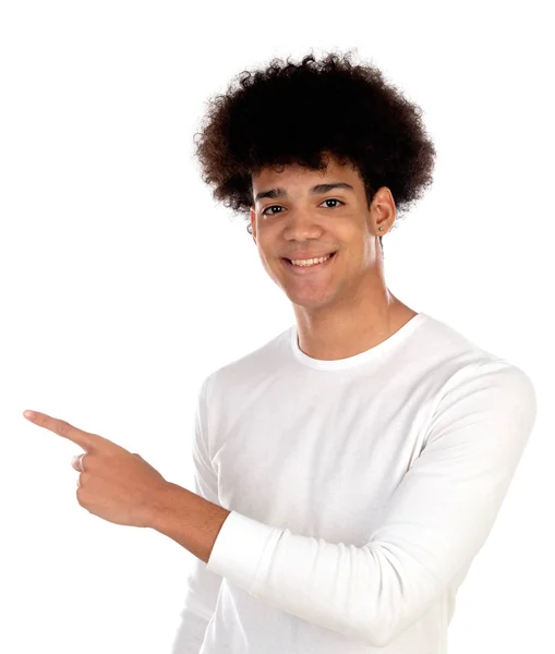 Afronáctiletá Afro s vlasy na tváři, ukazující něco s jeho Fi — Stock fotografie