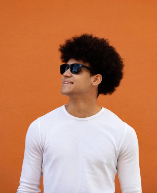 Güneş gözlüğü ile yakışıklı adam 