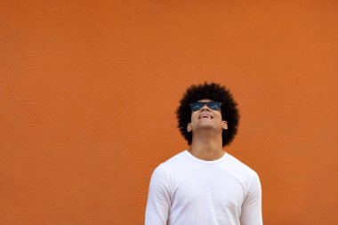 Güneş gözlüğü ile yakışıklı adam 