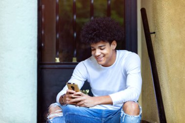 Yakışıklı adam cep bakıyor  