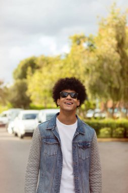 Afro saç modeli ve güneş gözlüğü ile Yakışıklı adam