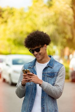 Yakışıklı adam cep bakıyor 