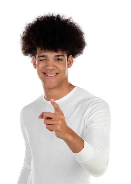 Schöner afro Kerl zwinkert sein Auge — Stockfoto