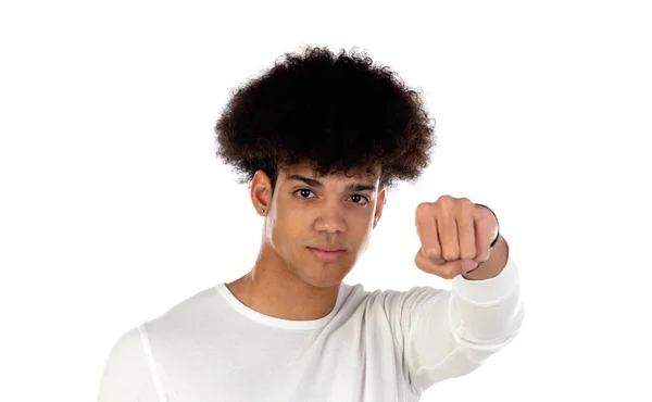 Minacciando afro ragazzo mostrando il suo pugno — Foto Stock