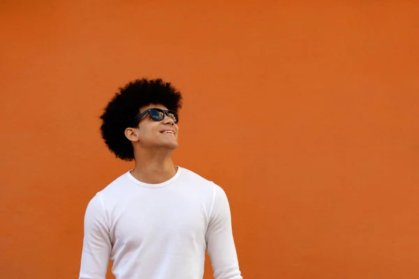 Beau gars avec des lunettes de soleil — Photo