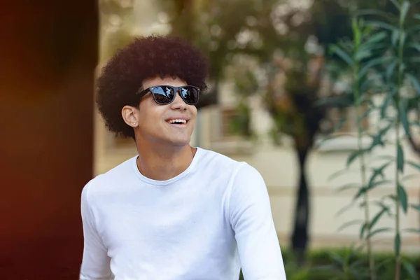 Beau gars avec afro coiffure et lunettes de soleil — Photo