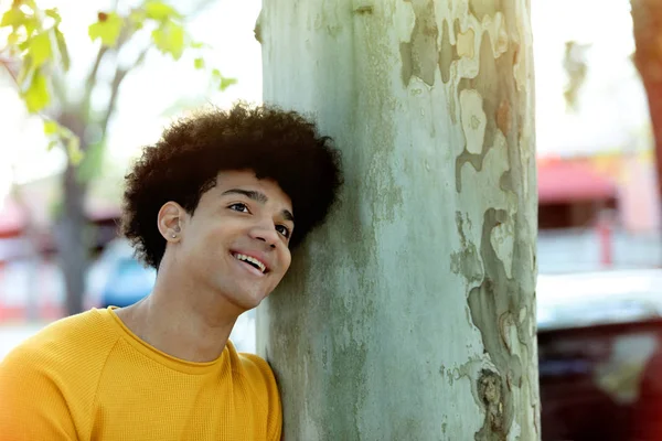Pensive tonåring med afro frisyr i kärlek — Stockfoto