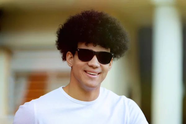 Bello ragazzo con acconciatura afro e occhiali da sole — Foto Stock