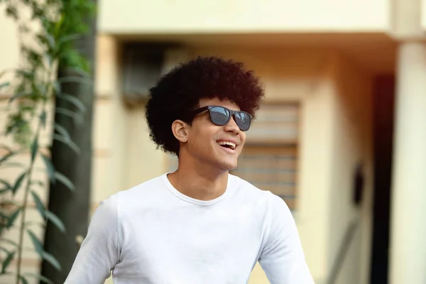 Knappe kerel met Afro kapsel en zonnebril — Stockfoto