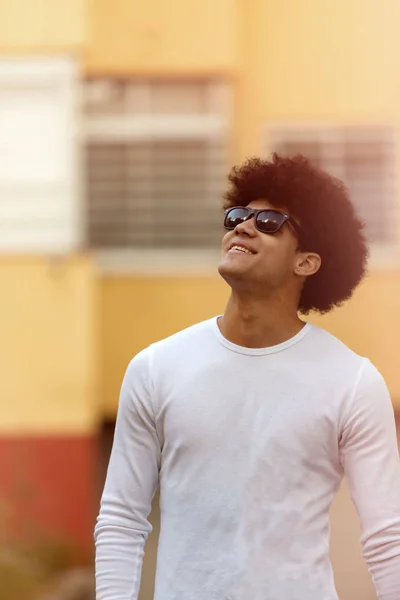 Bello ragazzo con acconciatura afro e occhiali da sole — Foto Stock