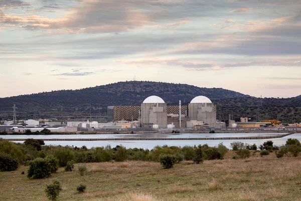 Pembangkit listrik tenaga nuklir di pusat kota Spanyol — Stok Foto