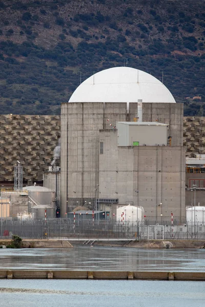 Pembangkit listrik tenaga nuklir di pusat kota Spanyol — Stok Foto
