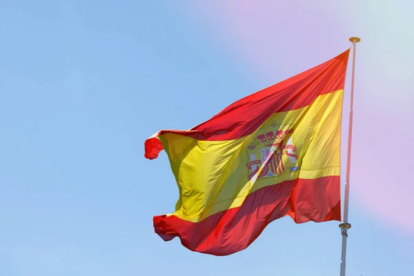 Spanias flagg vinker i vinden – stockfoto
