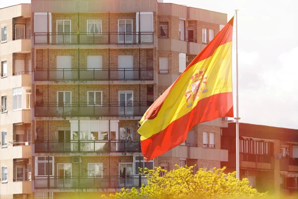 Spanias flagg vinker i vinden – stockfoto