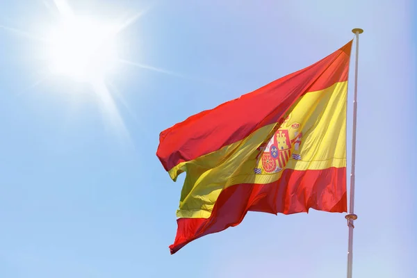 Spanias flagg vinker i vinden – stockfoto