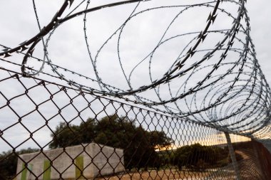 Dikenli telli bir çit  