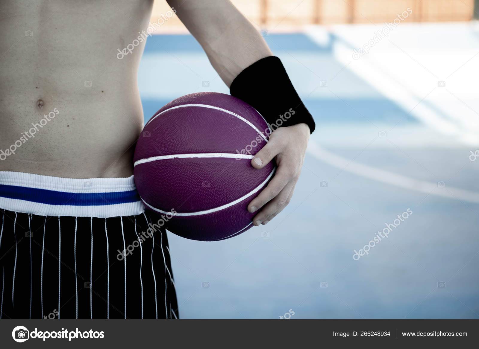 Basketball player with a ball ready to play — Stock Photo © Gelpi