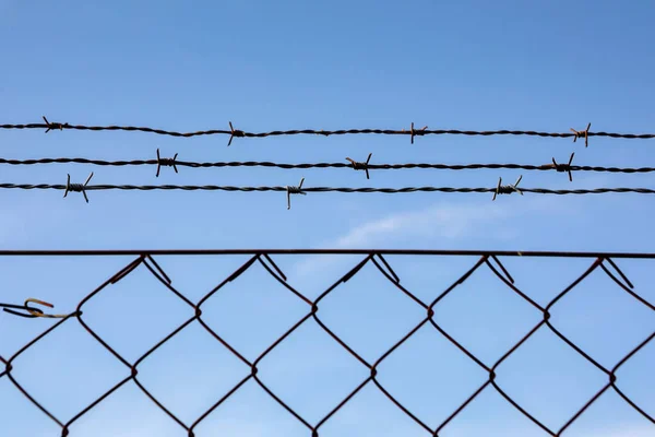 Wire fence with a blue sky with clouds — 스톡 사진