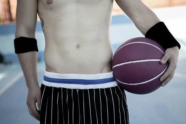 Basketball player with a ball ready to play — Stock Photo, Image