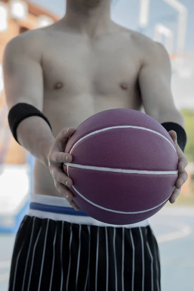 Basketballspieler mit Ball zum Spielen bereit — Stockfoto