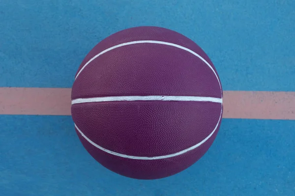 Фіолетовий баскетбольний м'яч з білими лініями — стокове фото