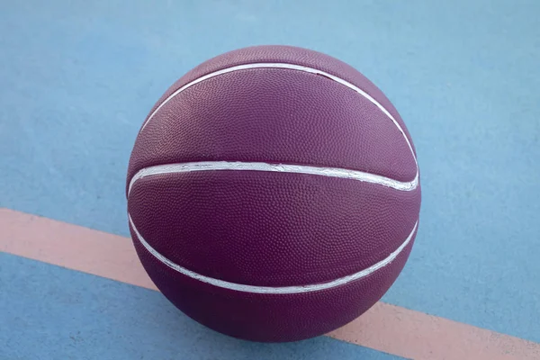 Purpurowa piłka do koszykówki z białymi liniami — Zdjęcie stockowe