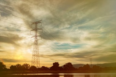 Alanında yüksek gerilim kulesi