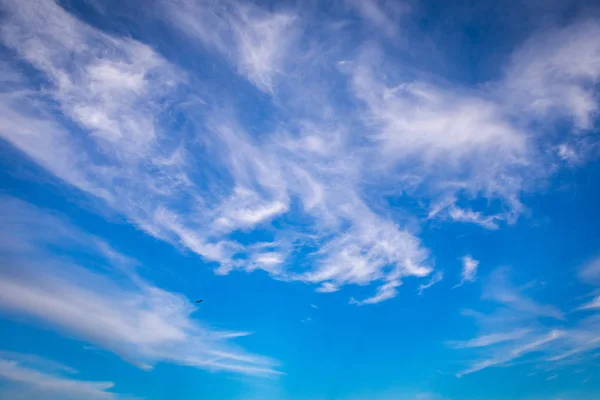 Μπλε φόντο του ουρανού με σύννεφα — Φωτογραφία Αρχείου